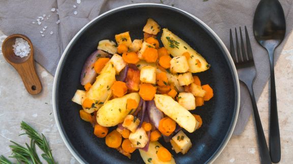 Bunte Gemüsepfanne mit mediterranen Kräutern