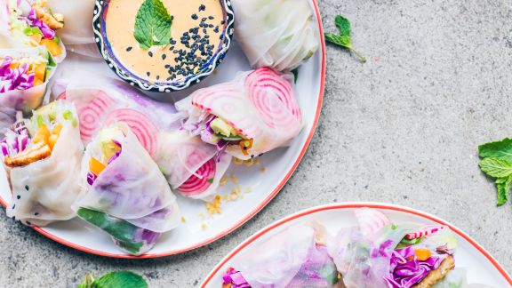 Bunte Sommerrollen mit Cashew-Dip