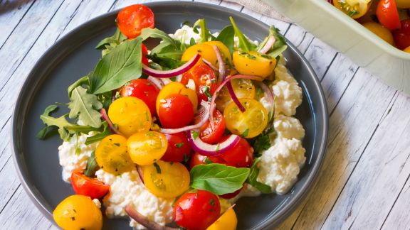 Bunter Tomatensalat auf körnigem Frischkäse