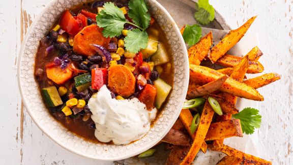 Chili sin Carne mit Süßkartoffel-Pommes