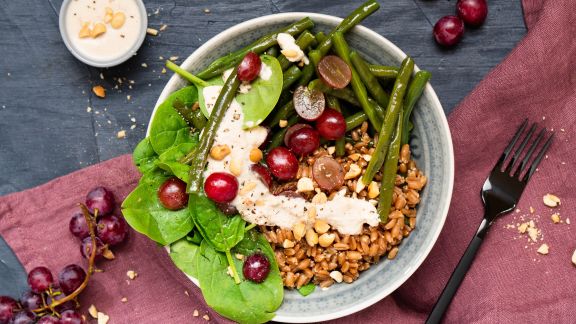 Dinkel-Spinat-Bowl mit Erdnuss-Dressing
