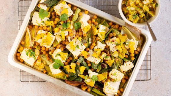 Feta auf Ofenlauch mit Kichererbsen und Orangen-Salsa