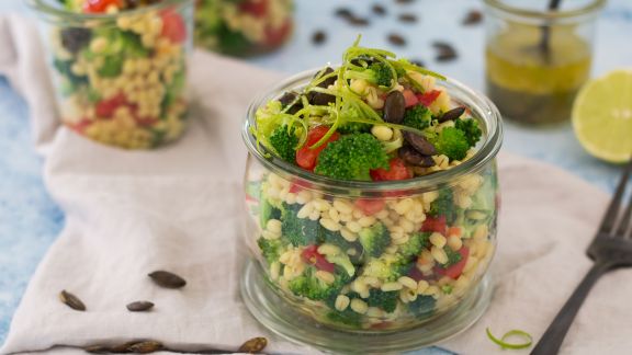 Graupensalat mit Brokkoli und Tomate