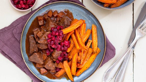 Hirschgulasch mit Schokolade und Ofenmöhren