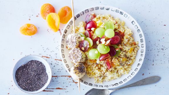 Hirse-Bowl mit Trauben und Bananenspießen
