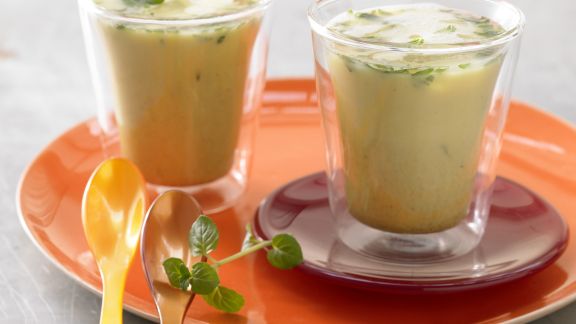 Pikanter Soja-Shake mit Kurkuma