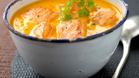 Cremige Möhrensuppe mit Lachs