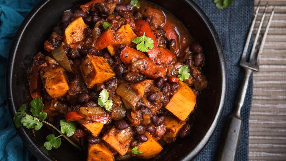 Jerk-Curry mit Süßkartoffel und schwarzen Bohnen