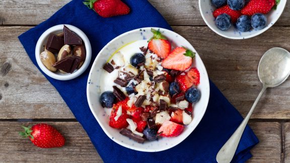Joghurt mit Beeren, Schokolade und Paranüssen