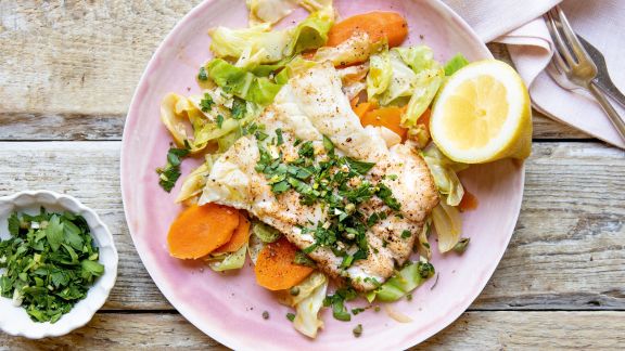 Kabeljau mit Spitzkohl-Möhren-Gemüse