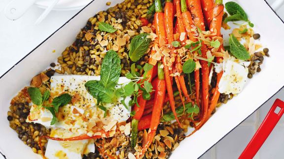 Karamellisierte Honigmöhren auf Dinkel-Linsen-Gemüse