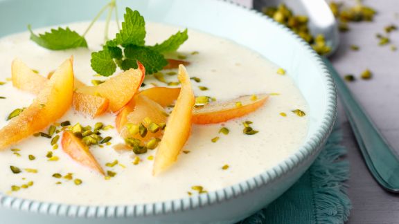 Kefir-Kaltschale mit Sanddornmark und Pflaumen