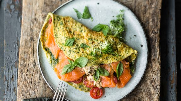 Kräuter-Omelett mit Frischkäse und Räucherlachs