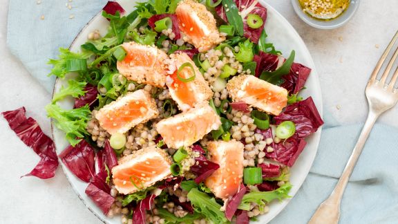 Lachs auf Salat mit Buchweizen und Limetten-Dressing