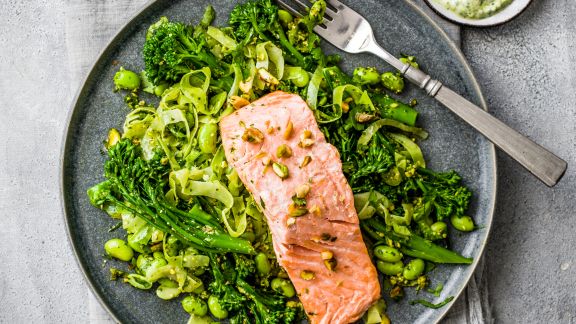Limetten-Pistazien-Lachs mit grünem Gemüse