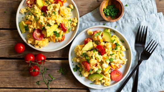 Low Carb Frühstück: Tomaten-Rührei mit Avocado und Käse