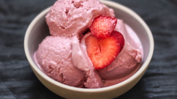 Magerquark-Eis mit Erdbeeren
