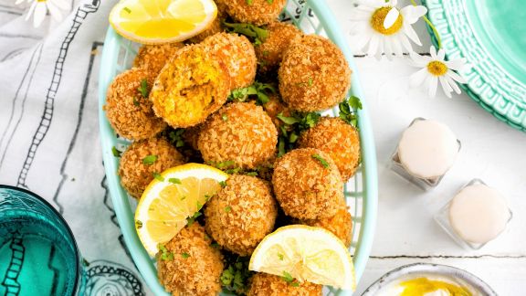 Möhren-Falafeln mit Tahini-Joghurt-Dip