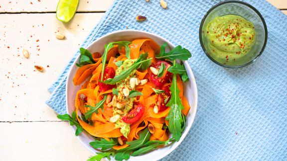 Möhren-Tagliatelle mit Avocado-Pesto
