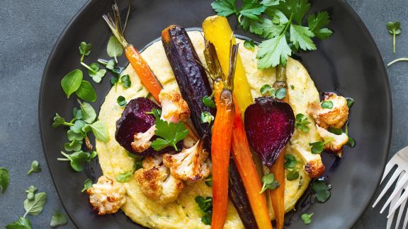Ofengemüse mit Feta-Polenta