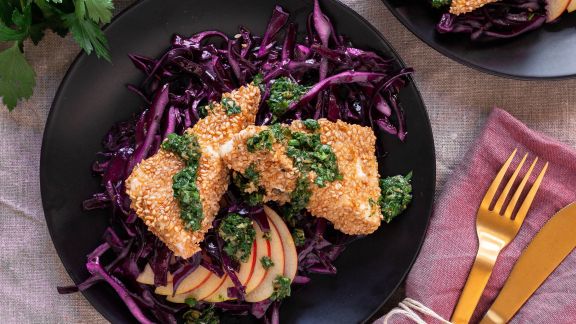 Panierter Feta in Sesampanade mit Rotkohl und Salsa verde