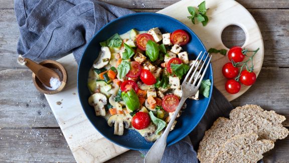 Pilz-Gemüse-Pfanne mit Tofu und Tomaten