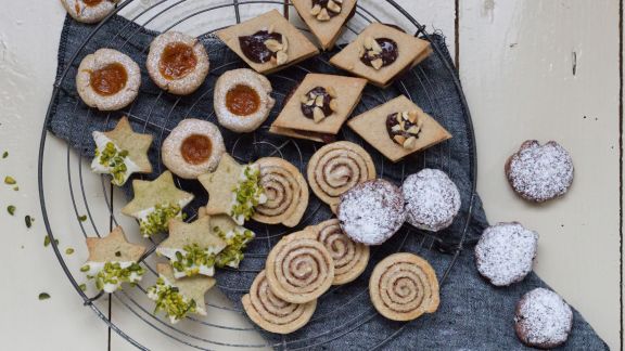 Fünf verschieden Kekse aus einem Plätzchenteig