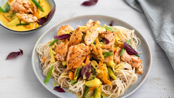 Pulled Lachs auf Asia-Nudeln mit Kokos-Gemüse-Sauce