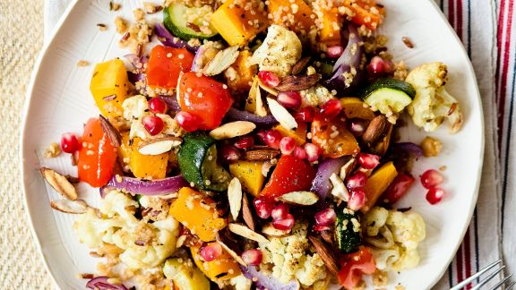 Quinoa-Salat vegan auf weißem Teller