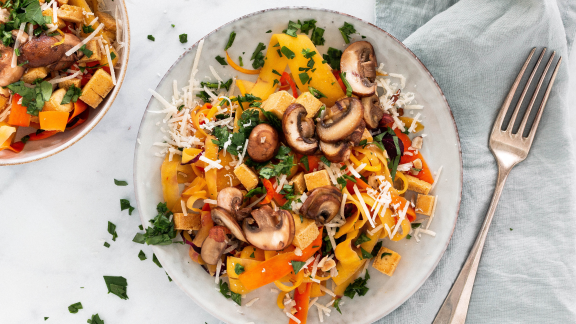 vegetable noodles with mushrooms and tofu