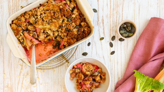 Rhabarber-Crumble mit Haferflocken