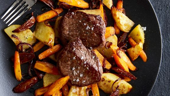 Rindersteaks auf Ofengemüse mit Datteln