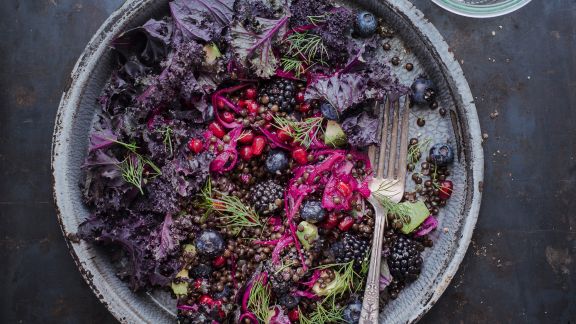 Rotkohlsalat mit Linsen und Brombeeren