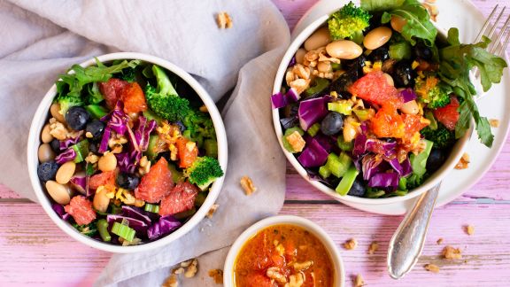 Salat-Bowl mit Heidelbeeren und Grapefruit-Kurkuma-Dressing