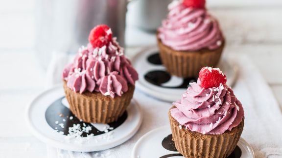 Schoko-Cupcakes mit Cashew-Himbeer-Frosting