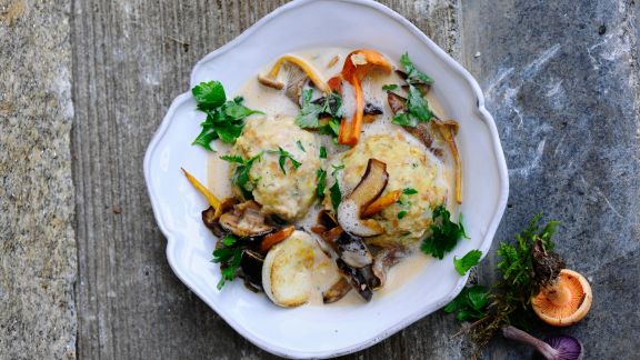 Semmelknödel mit Pilzrahm