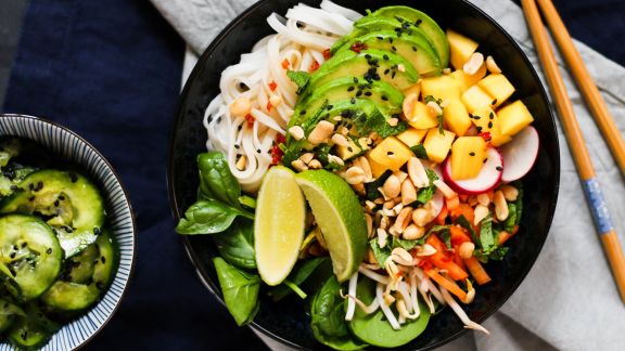 Sommerrollen-Bowl mit asiatischem Gurkensalat