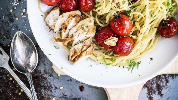 Spaghetti mit Knoblauchtomaten und Hähnchen