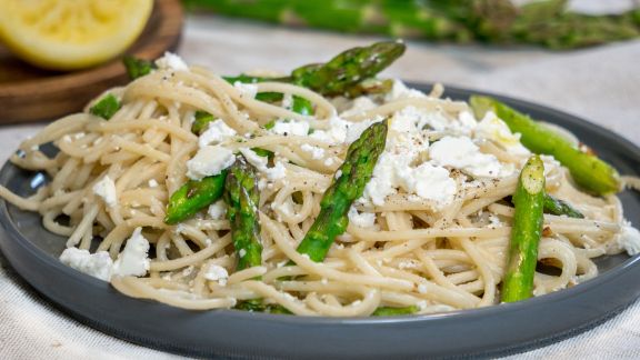 Spargel-Zitronen-Pasta mit Feta