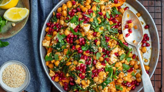 Süßkartoffel-Kichererbsen-Mix mit Feta und Granatapfelkernen