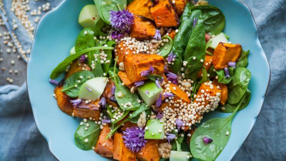 Süßkartoffelsalat mit Spinat, Apfel und Quinoa