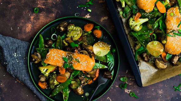 Teriyaki-Lachs mit Gemüse vom Blech