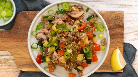 Thunfischpfanne mit Gemüse und Kräutern