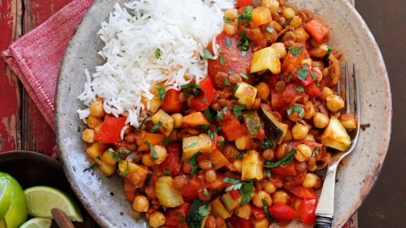 Veganes Linsen-Chili mit Reis