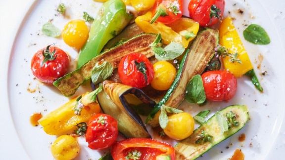 Warmer Sommersalat mit Gemüse