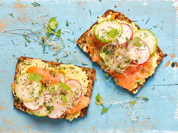 Vollkornbrot mit Avocado und Lachs
