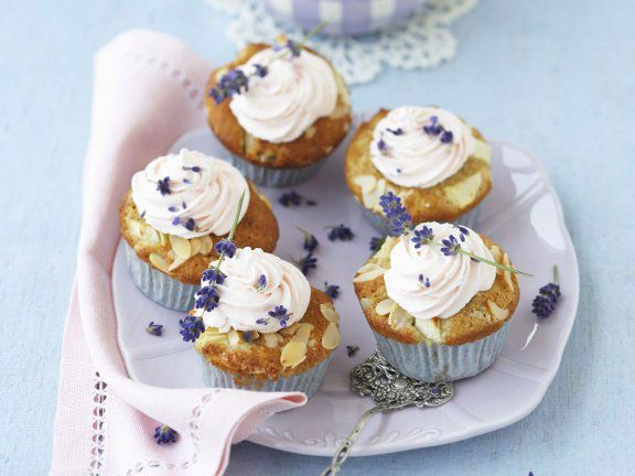 Apfel-Cupcake mit Lavendel-Sahne-Topping
