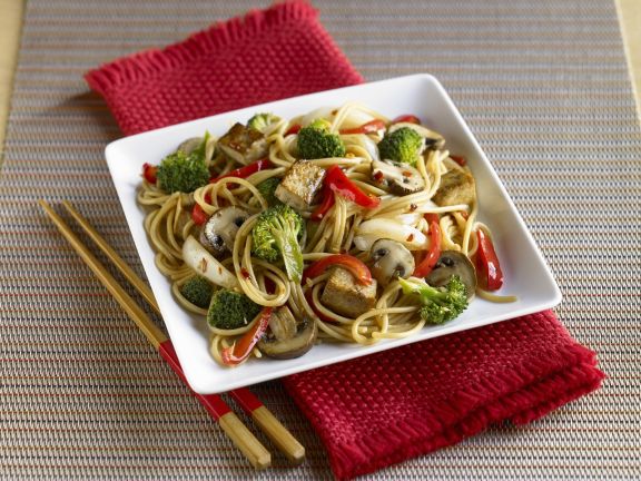 Asiatische Nudeln mit Tofu und Gemüse Asiatische Nudeln mit Tofu und Gemüse