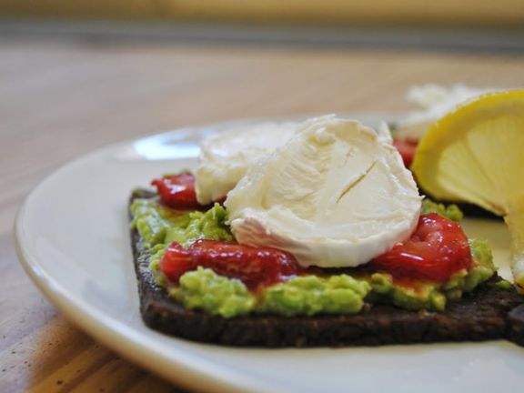 Avocado-Erdbeerbrot