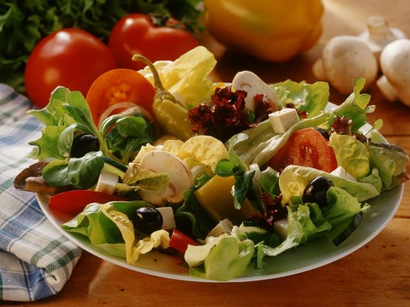 Blattsalate mit Gemüse und Käse Rezept | EAT SMARTER